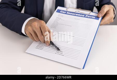 Versicherung Agent Point Car Insurance Claim Form oder Versicherungsdokument On Office-Tabelle für Kundenunterschreibe Stockfoto