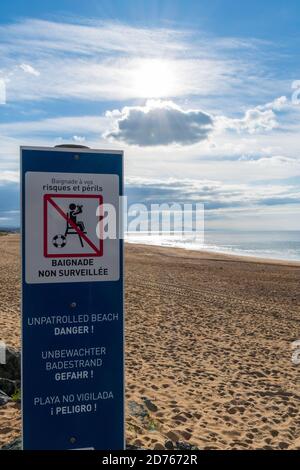 Schild in Französisch und Englisch, Deutsch und Spanisch, das auf einen unbeaufsichteten Strand hinweist. Atlantikküste, Anglet, Frankreich Stockfoto