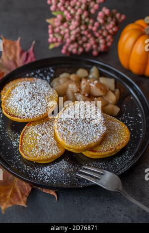 Gesundes herbstliches Frühstück - süße hausgemachte Kürbis-Pfannkuchen Stockfoto