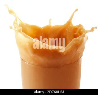 Eistee-Spritzer auf weißem Hintergrund. Stockfoto