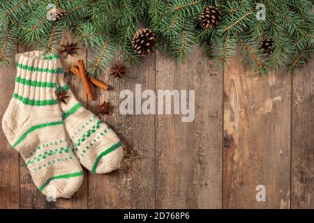 Weihnachten Hintergrund mit Platz für Text, Karte für die Winterferien, Weihnachten, Weihnachten und Neujahr. Tannenzweig mit Weihnachtsschmuck auf altem Woo Stockfoto