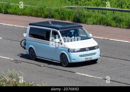 2011 blau weiß VW Volkswagen T-Sporter T30 102 TDI LWB; Caravans und Reisemobile, Wohnmobil auf britischen Straßen, Wohnmobil-Freizeitfahrzeug, Familienurlaub, Caravanettenurlaub, Touring Caravan Urlaub, Van Umbauten, Vanagon autohome, Leben auf der Straße, Stockfoto