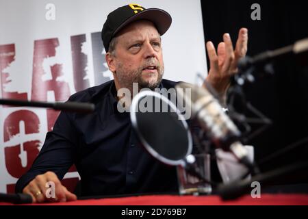 Hamburg, Deutschland. Oktober 2020. Smudo, Rapper und Musiker, spricht bei einer Presseveranstaltung vor der Aufnahme eines neuen Podcasts des Vereins "Laut gegen Nazis". Smudo war ein Gast auf dem neuen Podcast. Quelle: Christian Charisius/dpa/Alamy Live News Stockfoto