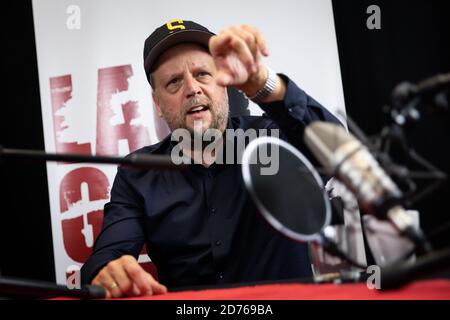 Hamburg, Deutschland. Oktober 2020. Smudo, Rapper und Musiker, spricht bei einer Presseveranstaltung vor der Aufnahme eines neuen Podcasts des Vereins "Laut gegen Nazis". Smudo war ein Gast auf dem neuen Podcast. Quelle: Christian Charisius/dpa/Alamy Live News Stockfoto