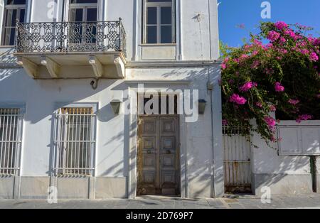 Schöne Vorderansicht eines neoklassizistischen Hauses in Andros, Kykladen, Griechenland Stockfoto