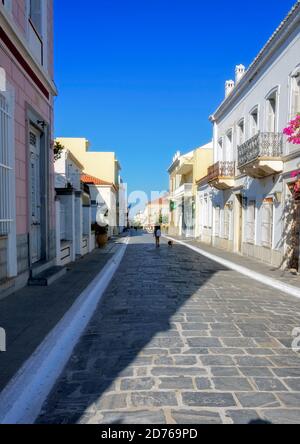 Zentrale Gasse in Andros Chora, Kykladen, Griechenland Stockfoto