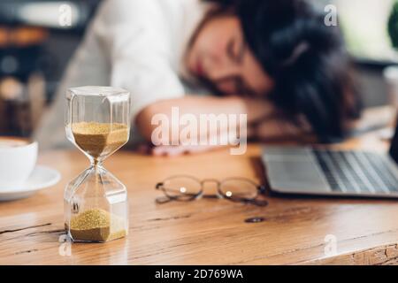 Lifestyle freiberufliche Frau, die er nach harter Arbeit lange im Coffeeshop schläft Stockfoto