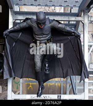 Umea, Norrland Schweden - 5. September 2020: Cosplayer verkleidet als Batman springen von der Treppe Stockfoto