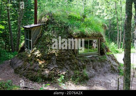 Umea, Norrland Schweden - 29. Mai 2020: Ein von Sami erbautes Haus, das etwas ähnelt, in dem Hobbits lebt Stockfoto