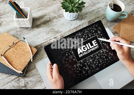 Agile Entwicklung Konzept auf dem Bildschirm des Geräts Stockfoto
