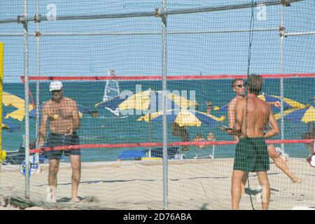Einige Touristen im Urlaub spielen Beach Tennis am Marotta Strand Im Sommer 2020 Stockfoto