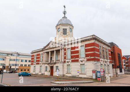 Southampton, Vereinigtes Königreich - 24. April 2019: Altes Haus mit Schiffswetterschieber auf dem Uhrenturm am Stadtquay, Southampton Stockfoto