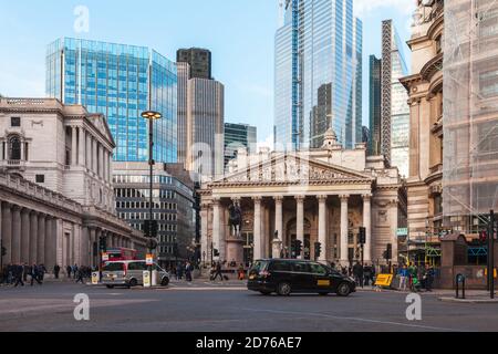 London, Großbritannien - 25. April 2019: Bank U-Bahn Station Princes Street, London Street view Reiterstatue des Duke of Wellington und o Stockfoto