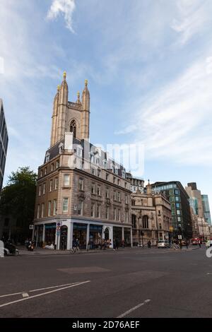 London, Vereinigtes Königreich - 25. April 2019: Queen Victoria Street View, gewöhnliche Menschen gehen die Straße Stockfoto