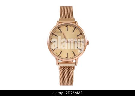 Damen runde goldene klassische Uhr mit Metall-Mesh-Stil Armband, orangefarbenes Ziffernblatt auf weißem Hintergrund isoliert. Stockfoto