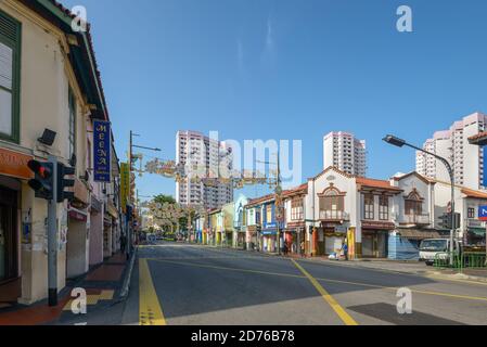 Singapur - 4. Dezember 2019: Straßenansicht von Little India bei sonnigem Tag mit Touristenläden in Little India, Singapur. Das kleine Indien ist heute eine Sünde Stockfoto