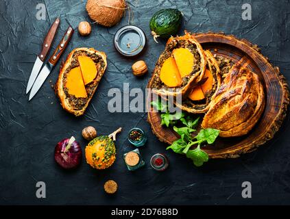 Wellington Kürbis, Brot gefüllt mit gebackenen Pilzen und Kürbis. Stockfoto