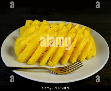 Teller mit Scheiben von frischen reifen Ananas für einen leckeren Und gesundes Dessert Stockfoto