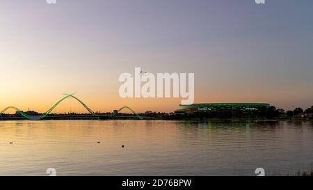 Matagarup Brücke und das Optus Stadion bei Sonnenaufgang. Stockfoto