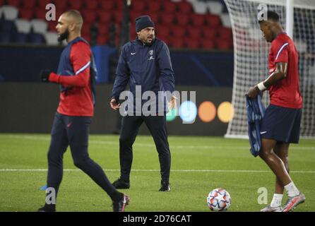 STISSTANT Trainer von PSG Zsolt Low während des Warm-Up vor der UEFA Champions League, Gruppenphase, Gruppe H Fußballspiel zwischen Paris Saint-Germain Stockfoto