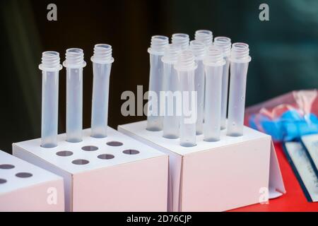 Covid 19-Test. Leere Laborröhrchen für die Diagnose von Coronaviren. Nahaufnahme von Laborgeräten Stockfoto