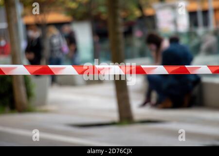 Warnband, Durchgang ist verboten Konzept. Rote und weiße Streifen Vorsicht Band. Coronavirus COVID 19 Testbereich Stockfoto