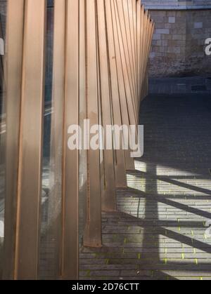 Außenansicht der Rolltreppe in der von der Sonne beleuchteten Altstadt in Vitoria, Baskenland, Spanien Stockfoto