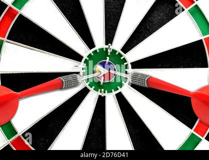 Nahaufnahme einer Dartscheibe mit einer aufgedruckten Flagge der Philippinen in der Mitte. Das Konzept der Zielerreichung. Stockfoto