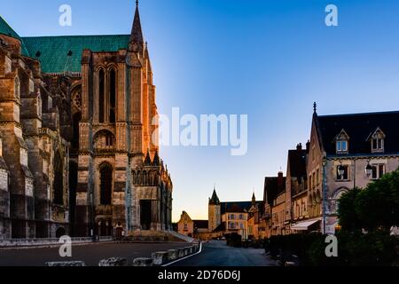 Chartres,Centre-Val de Loire/Frankreich - Augues 24 2016: Eine schöne Szene, die am frühen Morgen entlang geht Stockfoto