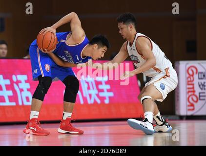 Zhuji, Chinas Provinz Zhejiang. Oktober 2020. HE Siyu (L) von Tianjin Pioneers tritt beim 2. Runde Spiel zwischen Nanjing Monkey Kings und Tianjin Pioneers in der Saison 2020-2021 der Chinese Basketball Association (CBA) Liga in Zhuji, Ost-Chinas Provinz Zhejiang, 21. Oktober 2020. Quelle: Sadat/Xinhua/Alamy Live News Stockfoto