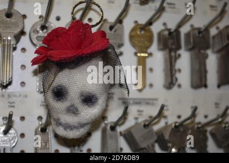 Nadel Gefilzt Totenkopf Zeichnung,Schlüssel Anhänger,Tag des Totenfestes,Filz Totenkopf. Stockfoto