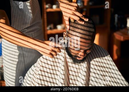 Friseur macht Haarschnitt mit Vintage-Metall-Haar-Trimmer Stockfoto