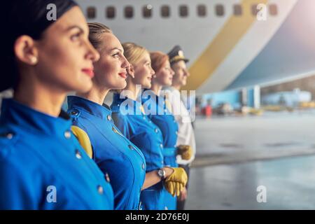 Charmante weibliche Luft Hostess in blauer Uniform stehen in der Im Freien Stockfoto