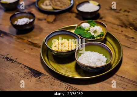 Asiatische Küche, Schüsseln mit weißem Reis, Blumenkohl in Röschen und Linsen. Stockfoto