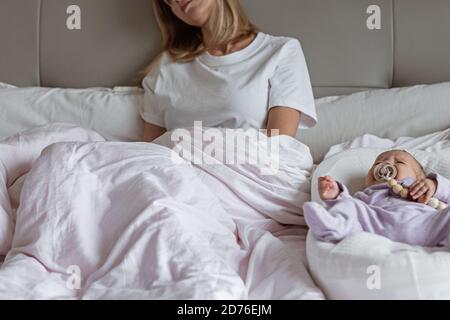 Müde Mutter leidet unter postnatalen Depressionen. Gesundheit Mutter Mutterschaft stressig. Bleiben Sie zu Hause während der Coronavirus covid-19 Pandemie Stockfoto