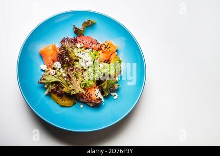 Salatmischung mit Ricotta-Käse, leicht gesalzenem Lachs und Zitrusfrüchten Stockfoto