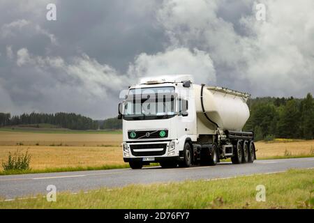 Weißer Volvo FH 500 Semi-Tanker liefert Ladung an einem regnerischen Tag im Herbst. Salo, Finnland. September 2020. Stockfoto