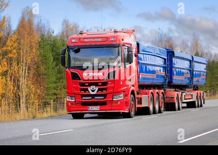 Roter, kundenspezifischer Scania R650 LKW von Kuljetus Ranta-Pere Oy zieht Anhänger auf Autobahn 2 an einem Tag des Herbstes. Tammela, Finnland. 16. Oktober 2020. Stockfoto