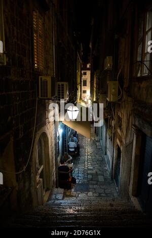 Street Restaurant in Dubrovnik in der Nacht Stockfoto