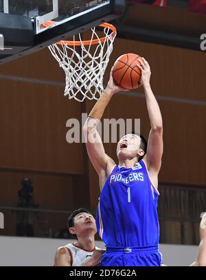 Zhuji, Chinas Provinz Zhejiang. Oktober 2020. Meng Zikai von den Tianjin Pioneers dunks während der 2. Runde Spiel zwischen Nanjing Monkey Kings und Tianjin Pioneers in der Saison 2020-2021 der Chinese Basketball Association (CBA) Liga in Zhuji, Ost-China Zhejiang Provinz, 21. Oktober 2020. Quelle: Sadat/Xinhua/Alamy Live News Stockfoto