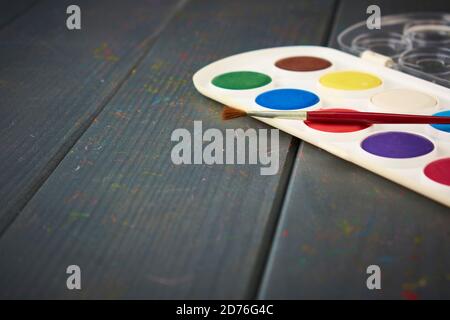 Pinsel und farbige Aquarelle. Entwicklung der Kreativität und künstlerischen Fähigkeiten. Stockfoto