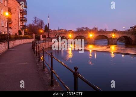 Abendansicht der Brücke über den Fluss Wharfe und Wehr bei Wetherby in West Yorkshire Stockfoto