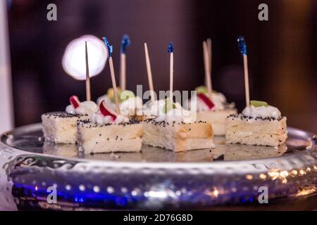 Nahaufnahme von Tellern mit Fleischgerichten bei festlichen Veranstaltungen, Feiern oder Hochzeitsempfängen, Fingerfood. Stockfoto