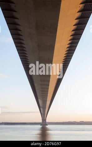 Blick auf die Unterseite der Humber Bridge von Hessle, Hull, East Yorkshire bei Sonnenuntergang Stockfoto