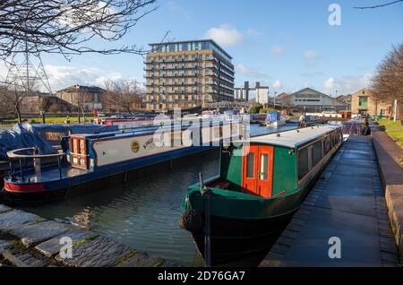 Bunte, schmale Boote, die im Kanalbecken festgebunden sind The Calder and Hebble Navigation im Brighouse in West Yorkshire Stockfoto