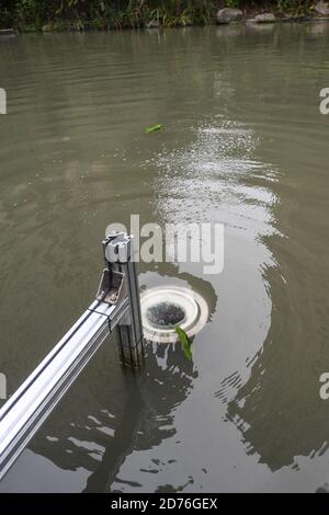 (201021) -- HANGZHOU, 21. Oktober 2020 (Xinhua) -- eine automatische Reinigungsmaschine sammelt Abfälle in einem Fluss in Hangzhou, Ost-Chinas Zhejiang Provinz, 21. Oktober 2020. Eine Reihe von High-Tech-Maßnahmen wurden angewendet, um das Flussökosystem in Hangzhou zu verbessern, einschließlich unbemannte Boote patrouillieren, automatische Wasserlaufabfallreinigung, künstliche Intelligenz (KI) Monitoring-System, etc. (Xinhua/Xu Yu) Stockfoto