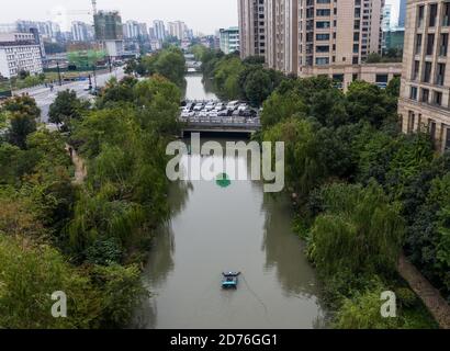 (201021) -- HANGZHOU, 21. Oktober 2020 (Xinhua) -- Luftfoto vom 21. Oktober 2020 zeigt eine unbemannte Patrouille- und Abfallsammelmaschine in einem Fluss in Hangzhou, der ostchinesischen Provinz Zhejiang. Eine Reihe von High-Tech-Maßnahmen wurden angewendet, um das Flussökosystem in Hangzhou zu verbessern, einschließlich unbemannte Boote patrouillieren, automatische Wasserlaufabfallreinigung, künstliche Intelligenz (KI) Monitoring-System, etc. (Xinhua/Xu Yu) Stockfoto