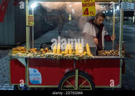 ISTANBUL - DEZ 27: Ein Straßenverkäufer, der am 27. Dezember in einer Straße am Sultanahmet-Platz in Istanbul Mais und Kastanien herstellt. 2019 in der Türkei Stockfoto