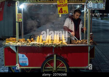 ISTANBUL - DEZ 27: Ein Straßenverkäufer, der am 27. Dezember in einer Straße am Sultanahmet-Platz in Istanbul Mais und Kastanien herstellt. 2019 in der Türkei Stockfoto