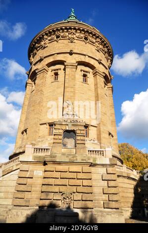 Deutsche und ausländische Wanderreisende besuchen den Mannheimer Wasserturm Wasserturmgarten am Friedrichsplatz in Mannheim c Stockfoto